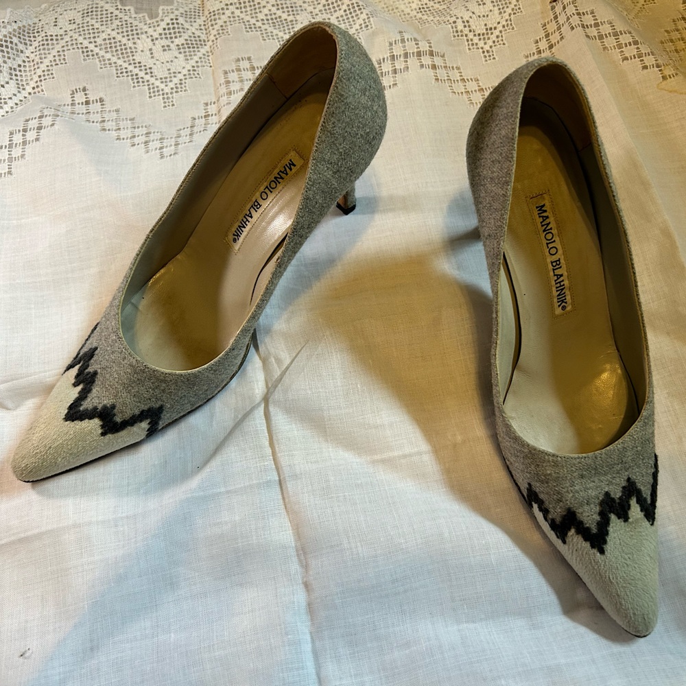 Manolo Blahnik grey embroidered zig-zag cap toe heels